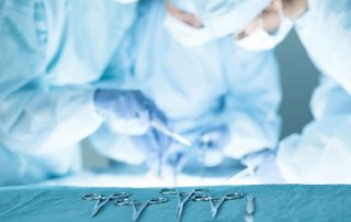 Chirurgen während einer Operation