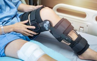 Patientin mit Orthese am Bein