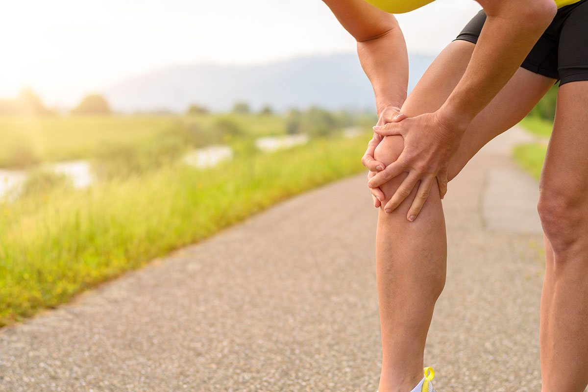 Frau hält sich schmerzendes Knie