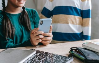 Zwei Kinder mit Smartphone