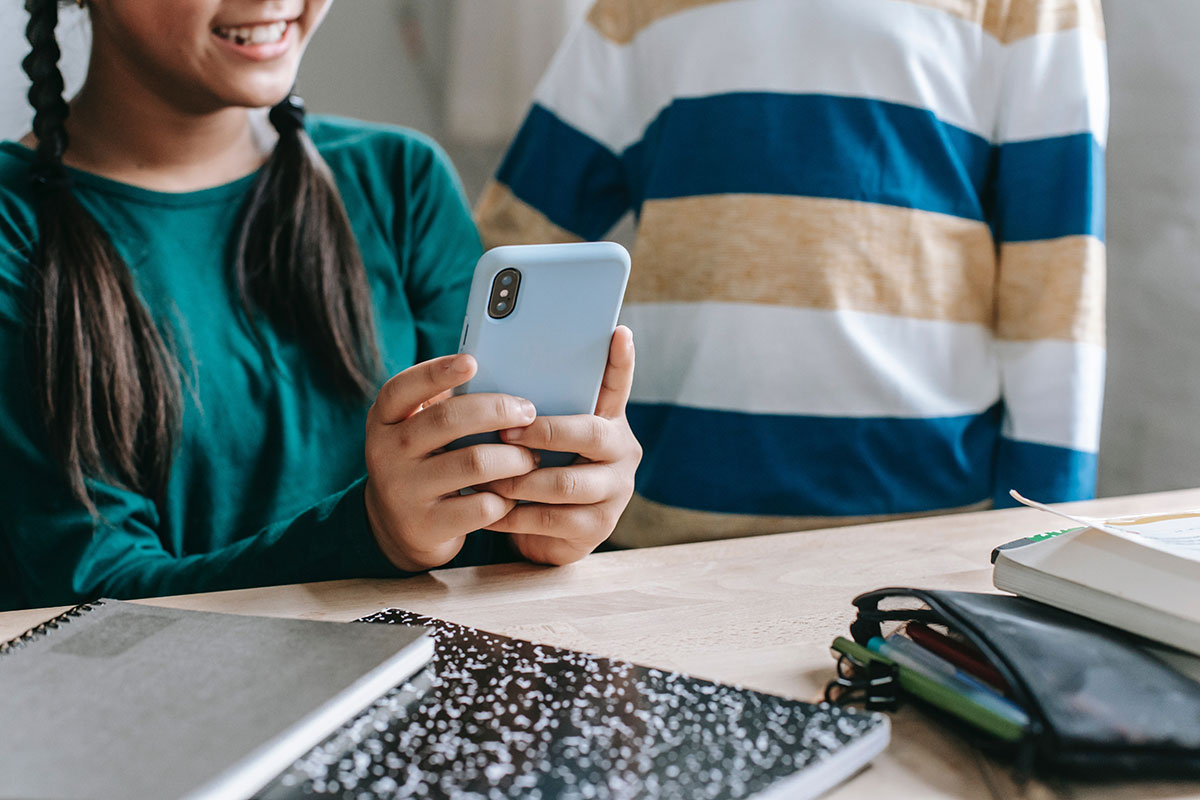 Zwei Kinder mit Smartphone