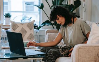 Frau im Home-Office im Lockdown