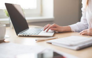 Frau in Webinar mit Laptop